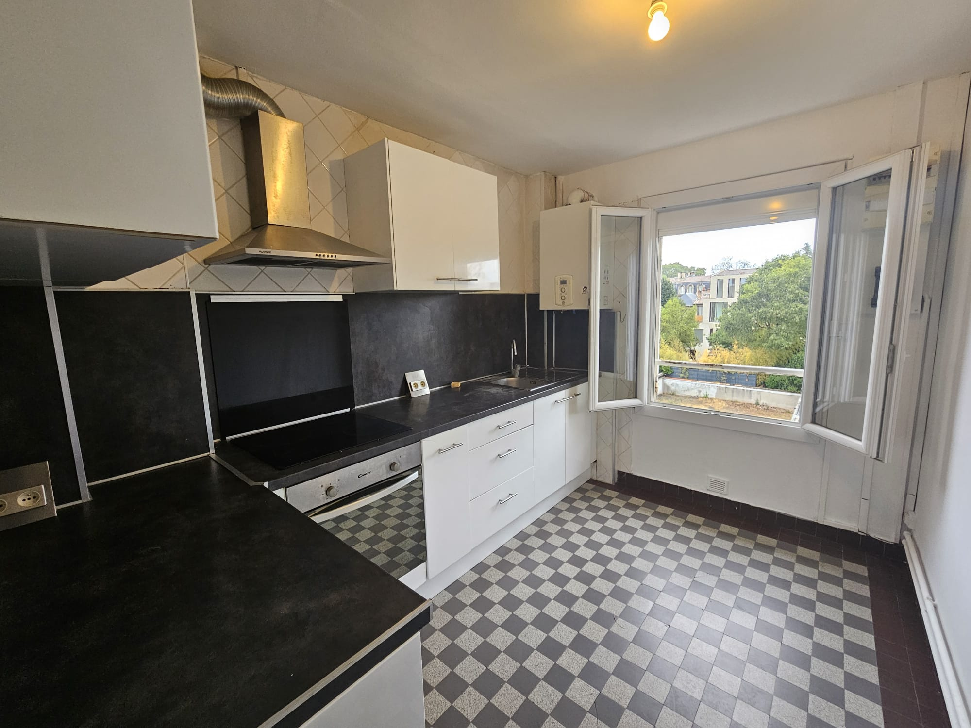 Bordeaux – Saint Genès (rue Mazarin) – Très beau T3 avec balcon et PKG