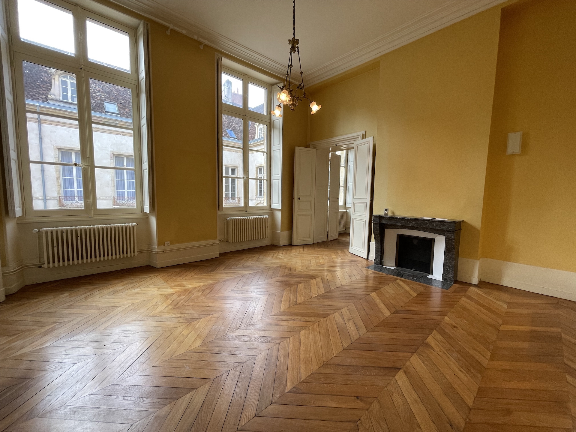 Dijon – Rue Vannerie – Grand bureaux de 190 m2 environ – Hôtel particulier