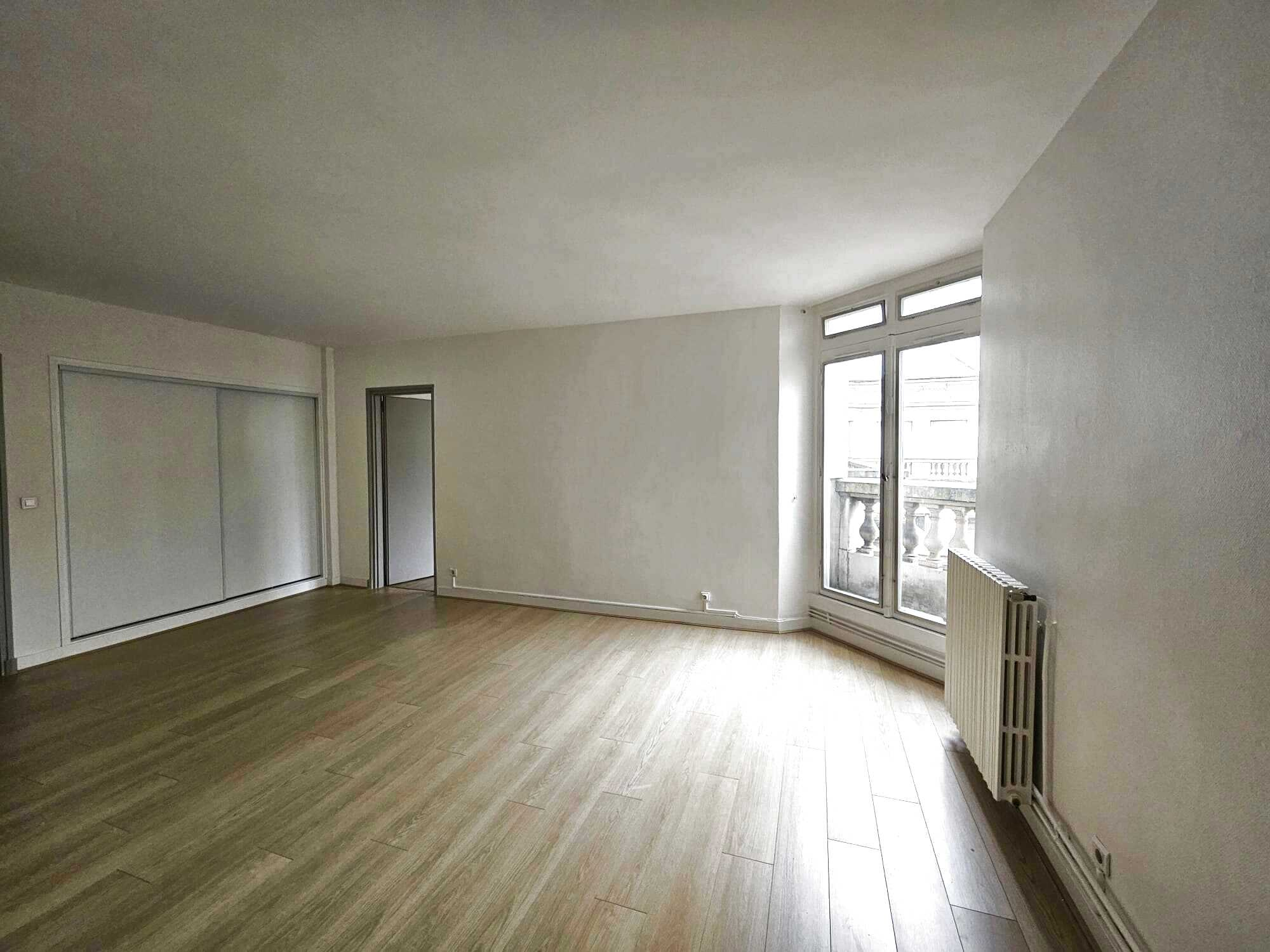 Bordeaux – Quinconces – Spacieux T2 rénové de 76 m2 – Chauffage et eau inclus