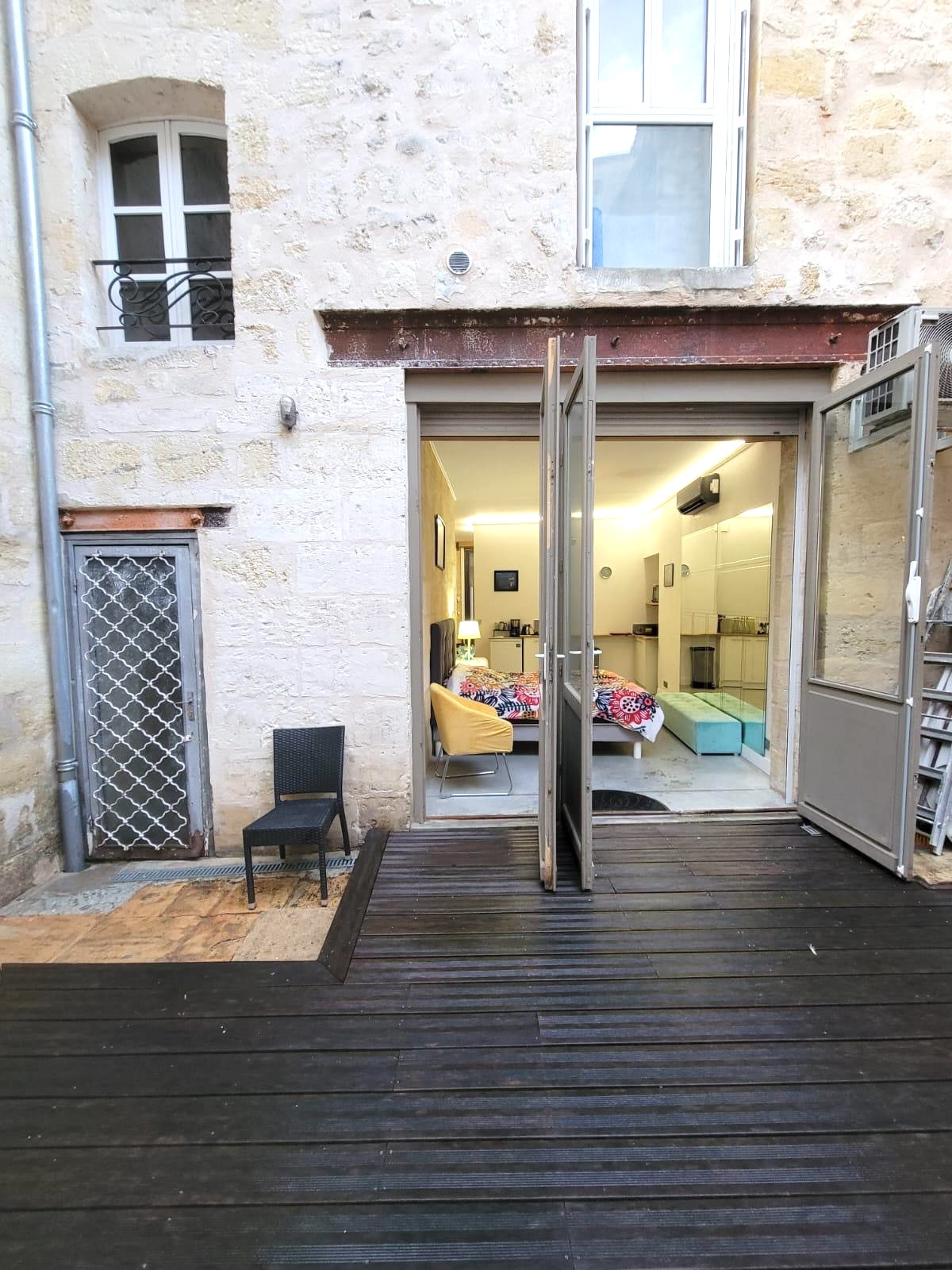 Bordeaux – Grand Théâtre – Local commercial / Appt de 33 m2 Libre