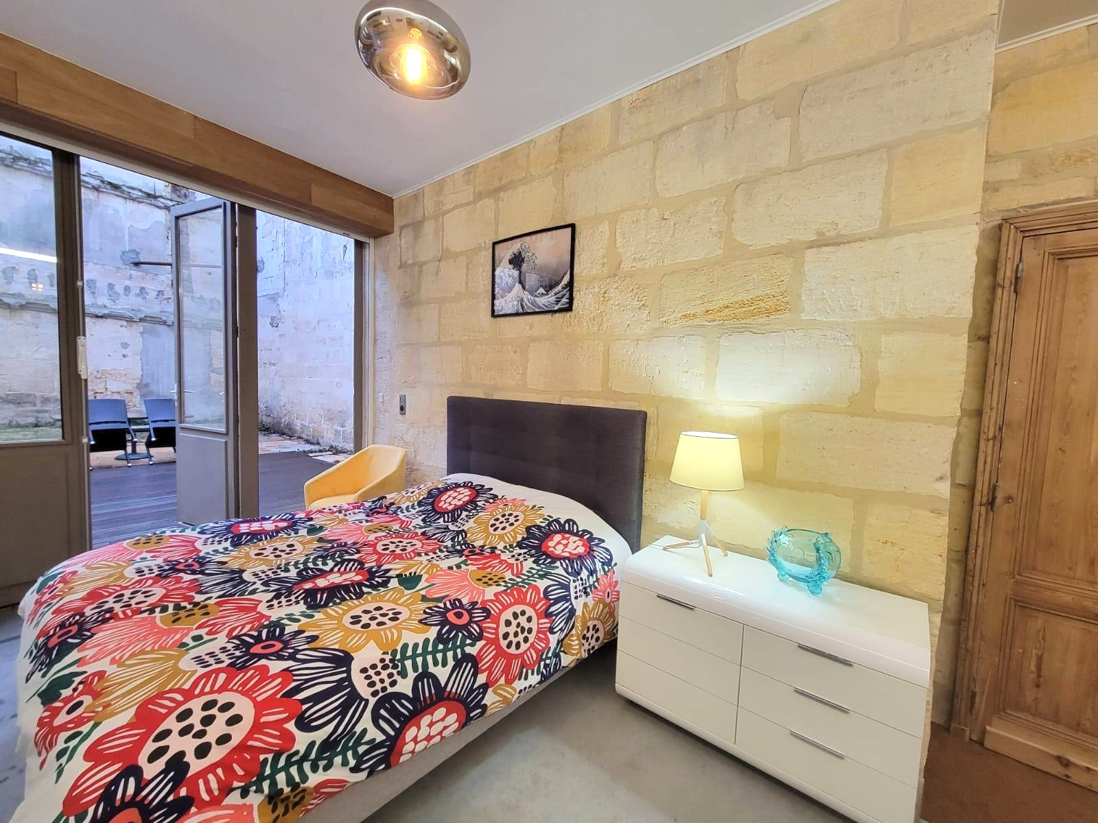 Bordeaux – Grand Théâtre – Local commercial / Appt de 33 m2 Libre