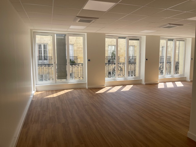 Bordeaux QUINCONCES – Bureaux entièrement repris à NEUF – 3 pièces 102 m2