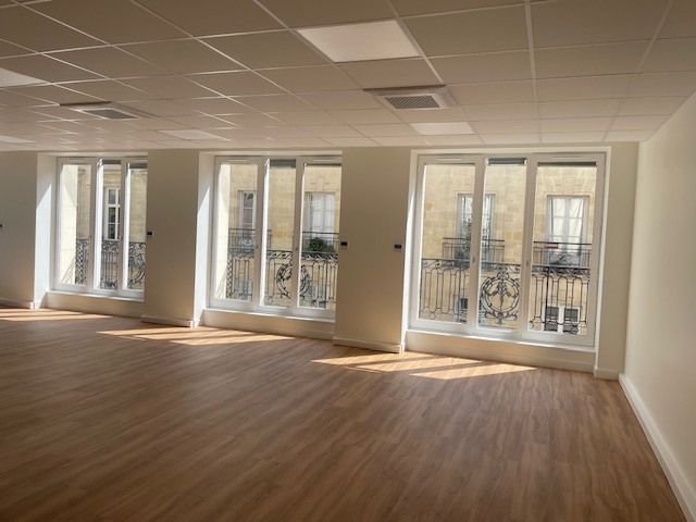Bordeaux QUINCONCES – Bureaux entièrement repris à NEUF – 3 pièces 102 m2