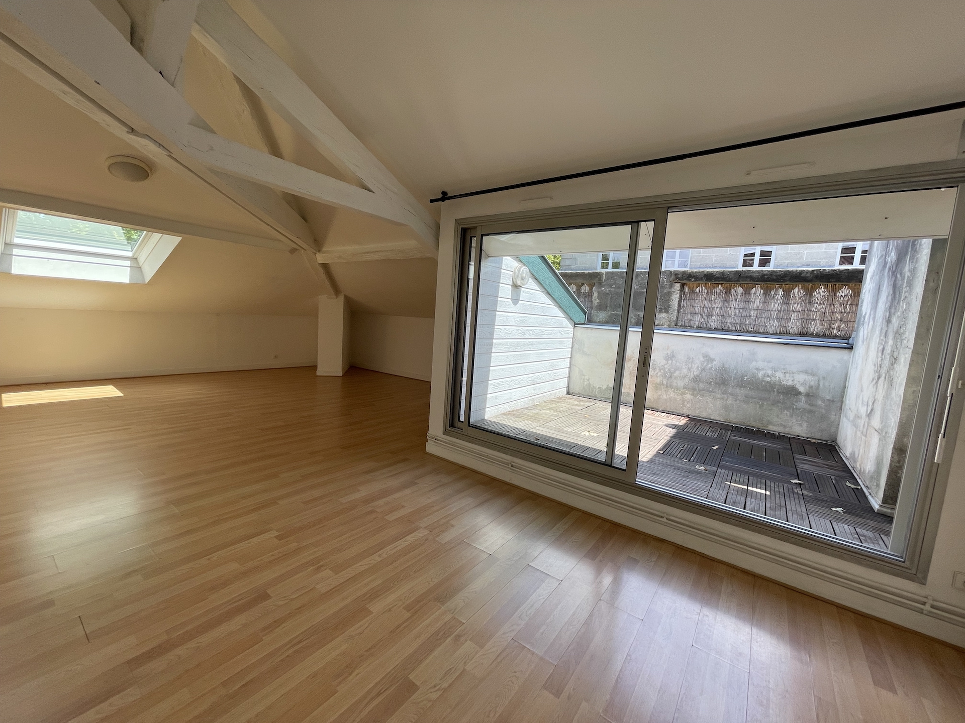 BORDEAUX – Quinconces – Grand T2 avec Terrasse