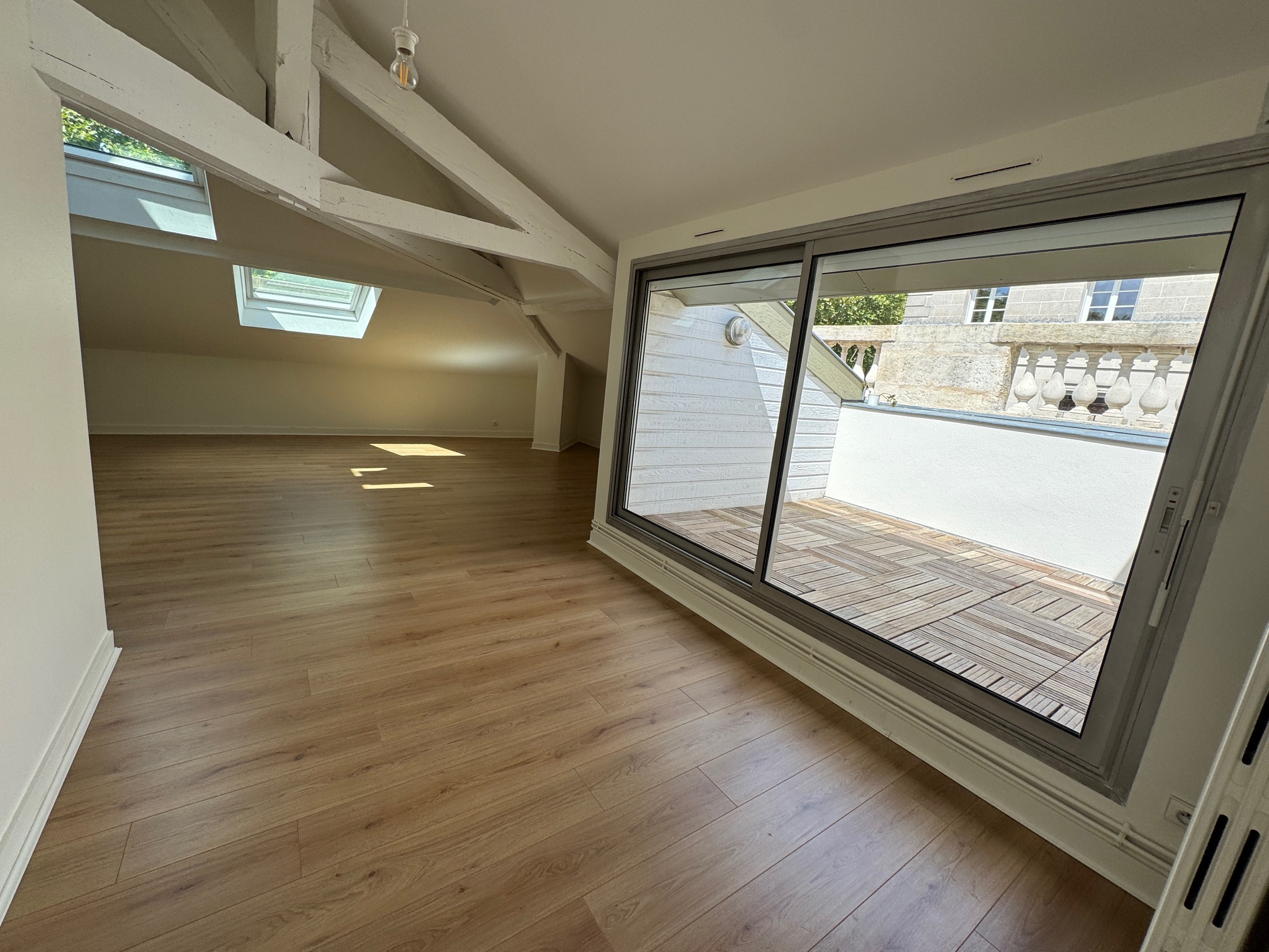 BORDEAUX – Quinconces – Grand T2 avec Terrasse