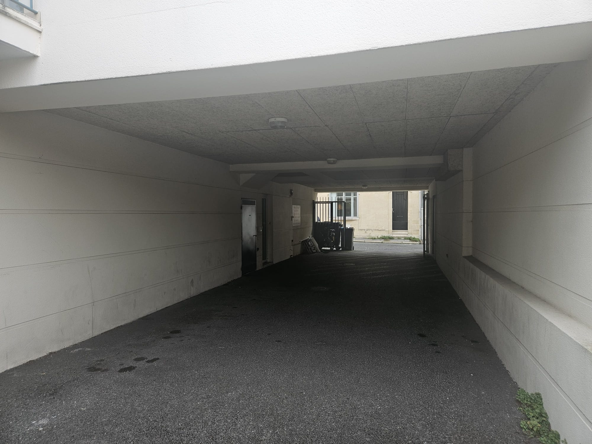 Place de Parking à louer – Barrière Saint-Genès, Talence