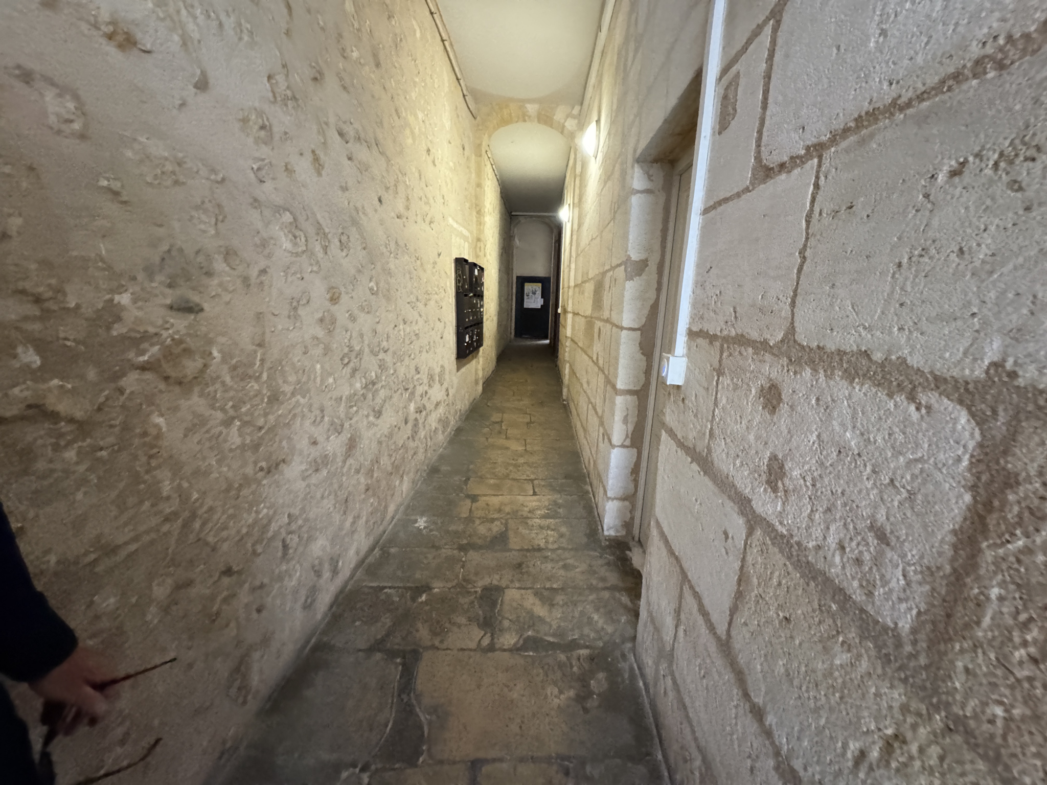 Bordeaux Victoire – Cave de 60 m2 saine et aménagée