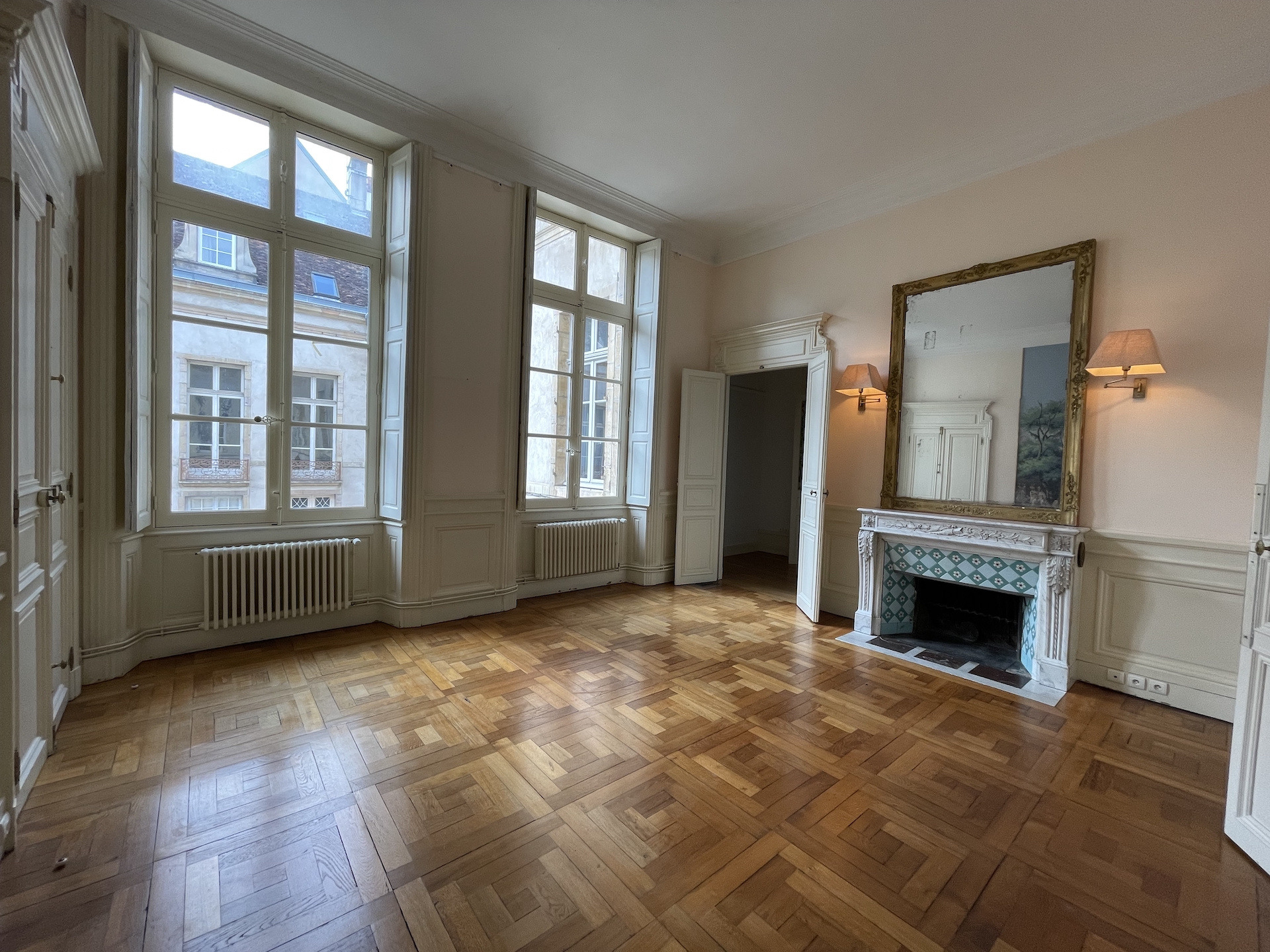 DIJON – rue Vannerie – Bureaux T5 de 144 m2 dans un ancien Hôtel Particulier