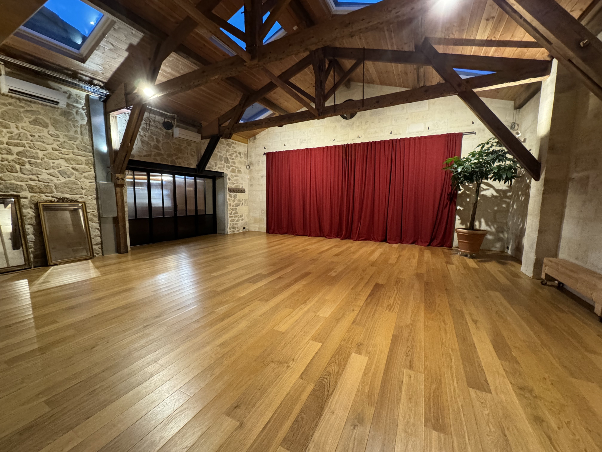 Talence – Barrière St Genès –  Magnifique Salle de 120 m2 à louer