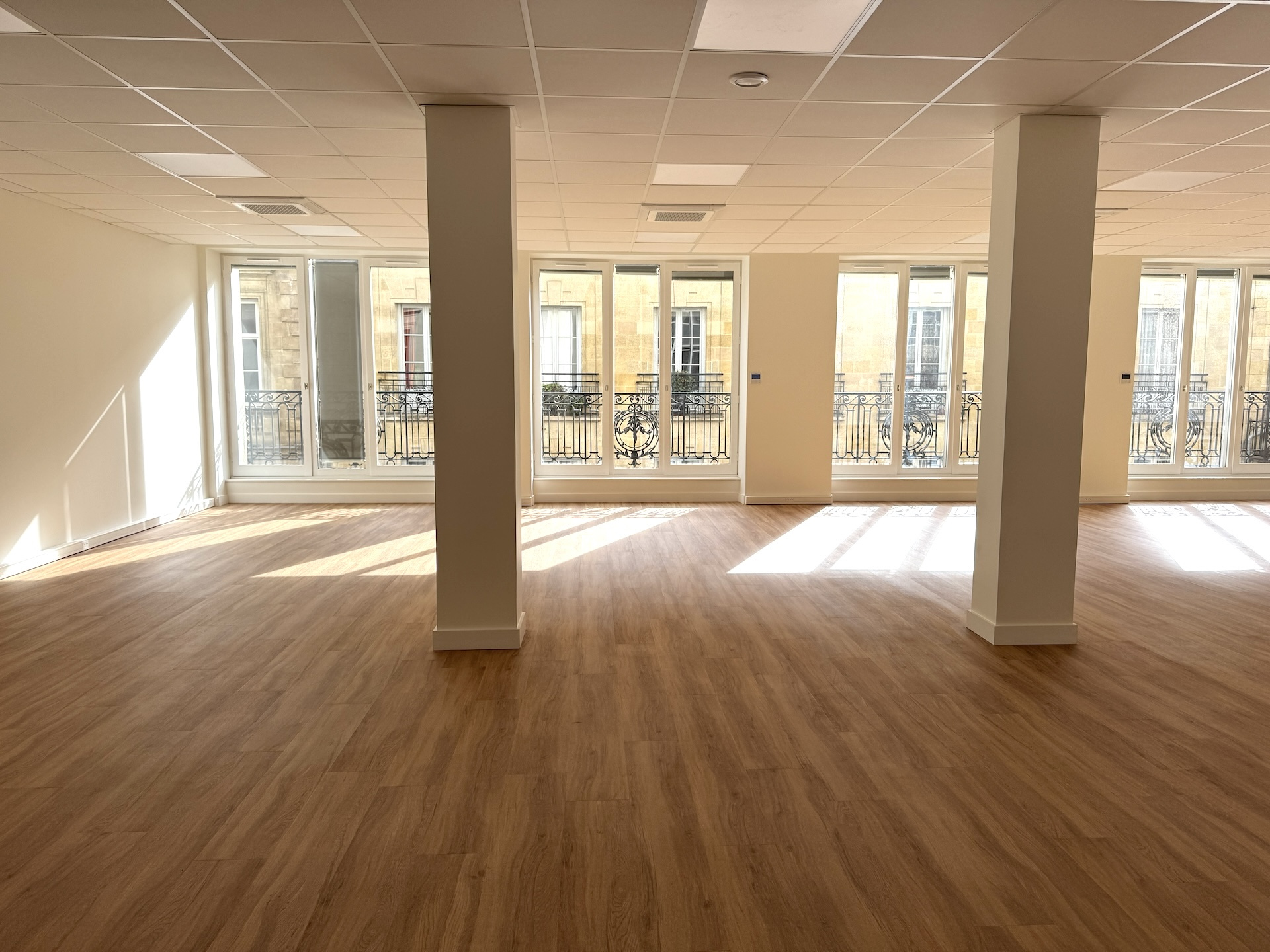 Bordeaux QUINCONCES – Magnifique Bureau Rénové de 125 m2