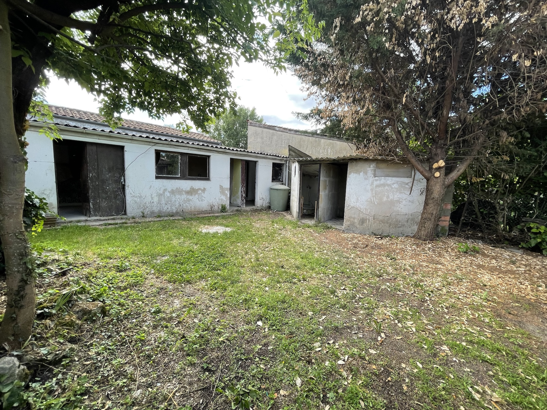 Bègles – Barrière de Bègles – Dépendance à rénover avec jardin d’environ 80 m2