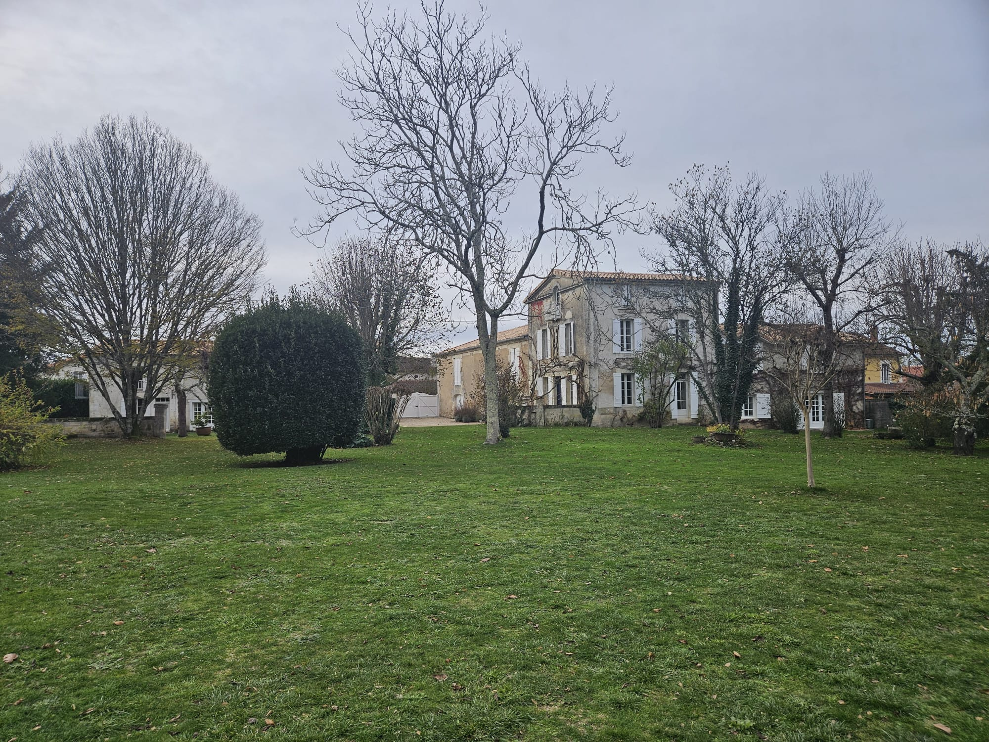 Ribérac – Superbe Maison Familiale de 267 m2 – Grand Jardin – Dépendance de 70 m2