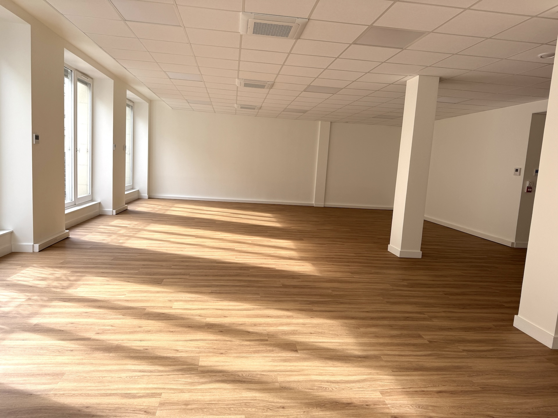 Bordeaux QUINCONCES – Magnifique Bureau Rénové de 125 m2