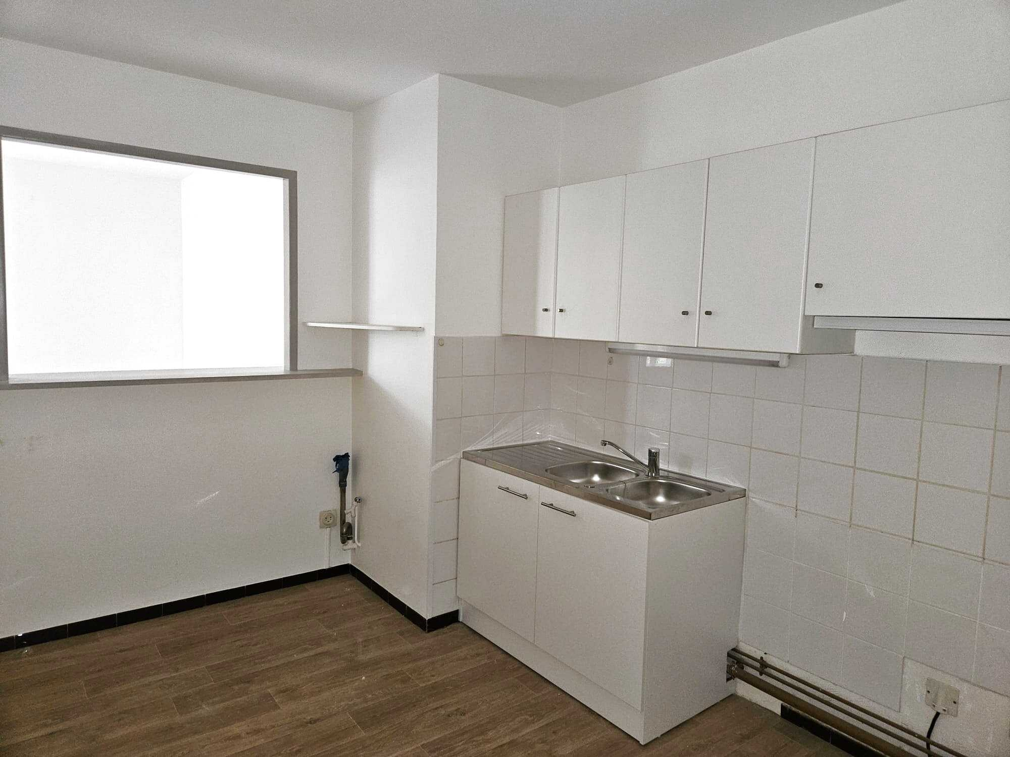 Bordeaux – Quinconces – Spacieux T2 rénové de 76 m2 – Chauffage et eau inclus