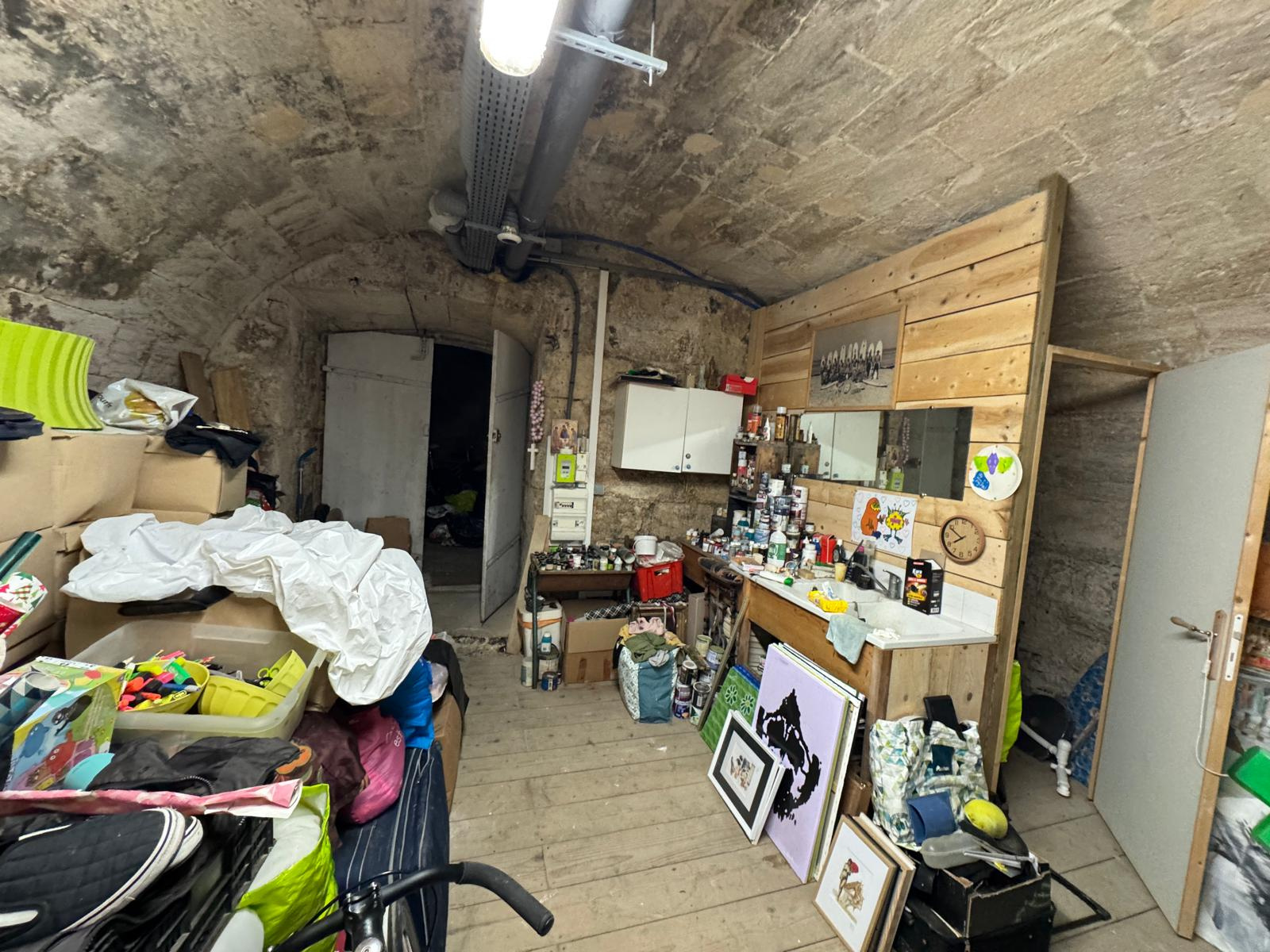 Bordeaux Victoire – Cave de 60 m2 saine et aménagée