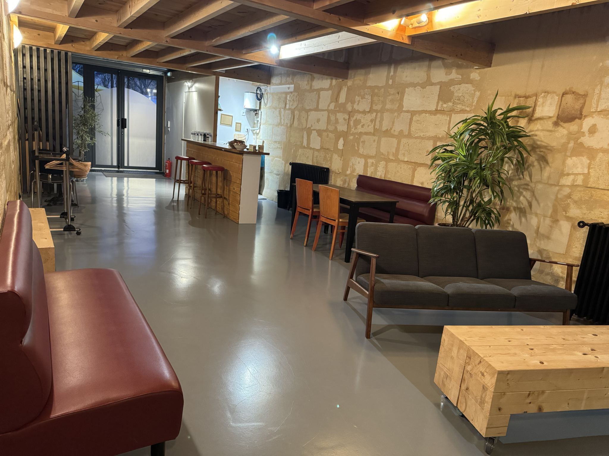 Talence – Barrière St Genès –  Magnifique Salle de 120 m2 à louer