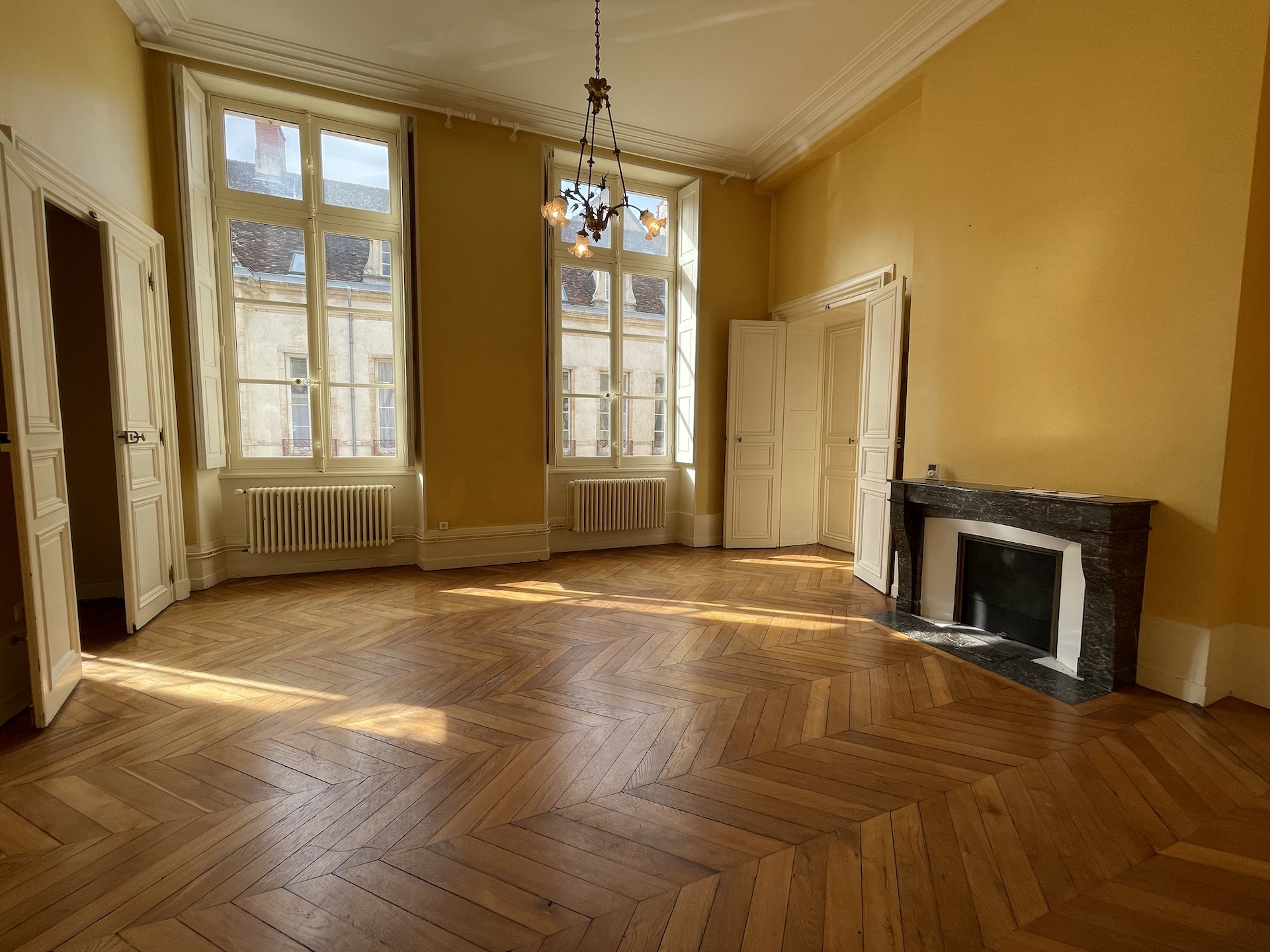 DIJON – rue Vannerie – Bureaux T5 de 144 m2 dans un ancien Hôtel Particulier