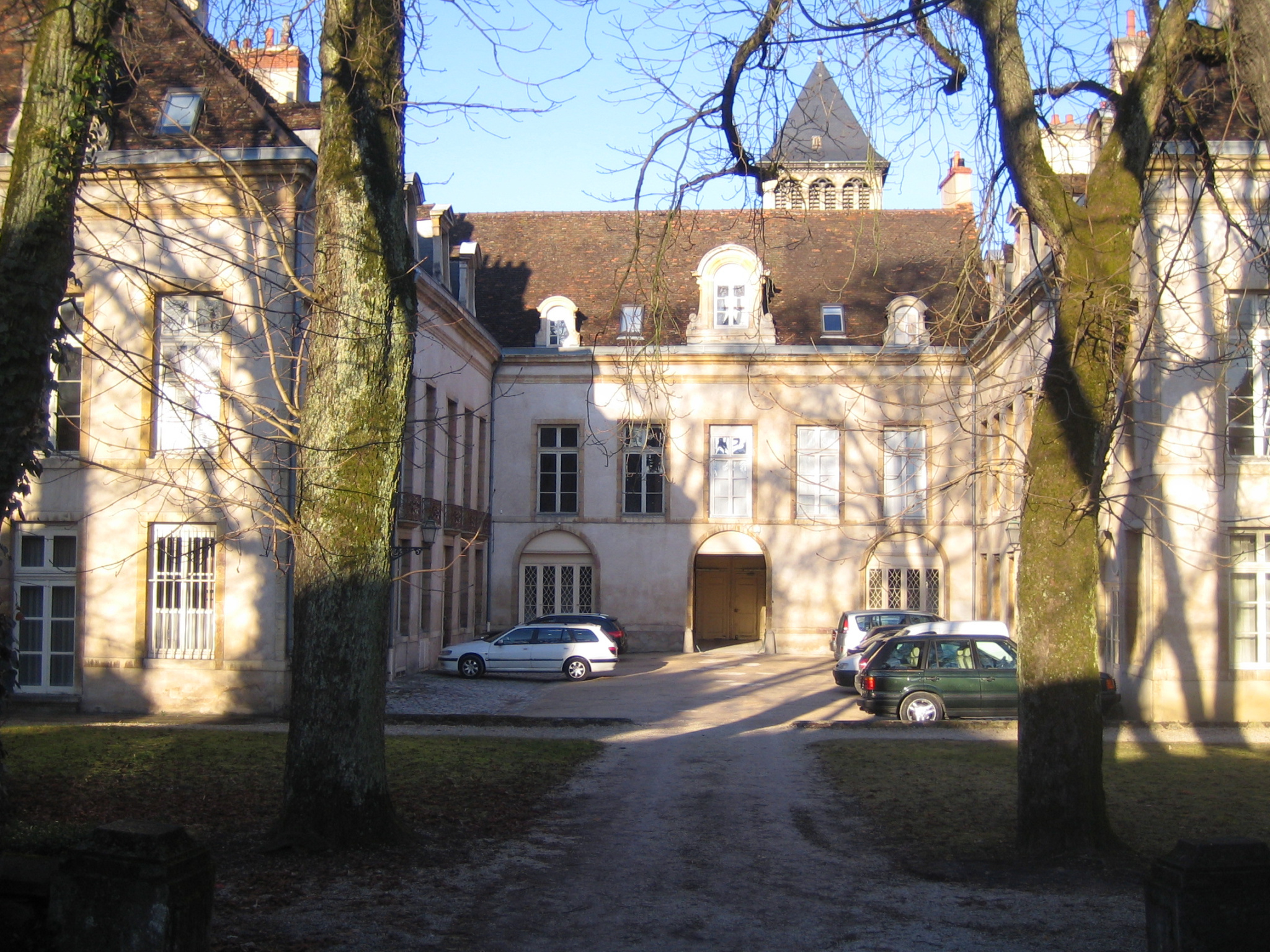 DIJON – rue Vannerie – Bureaux T5 de 144 m2 dans un ancien Hôtel Particulier