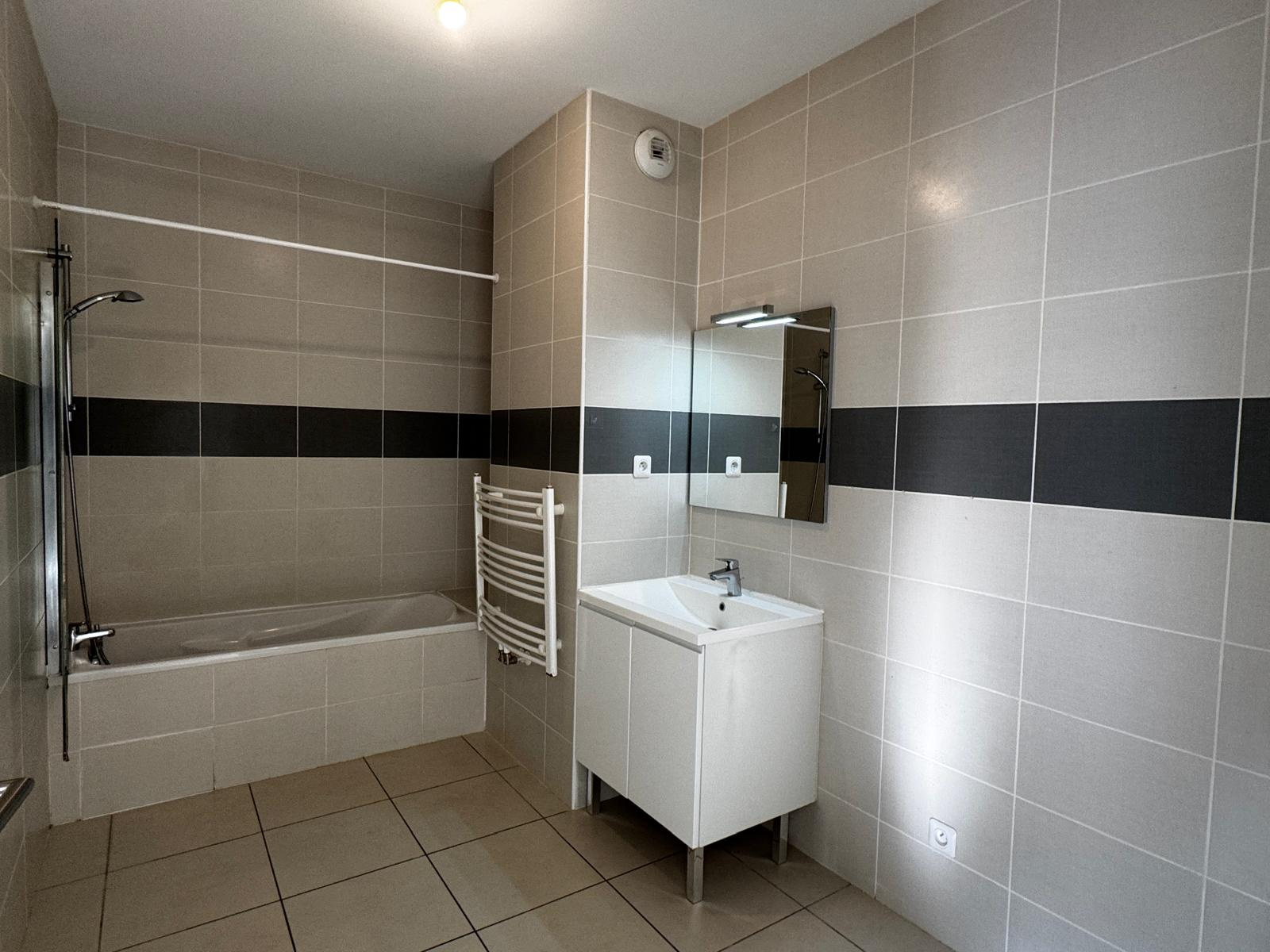 Mérignac – Proche Centre Ville – Très joli T3 avec Parking et Balcon