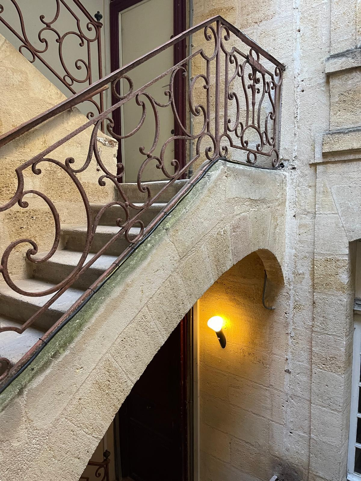 Bordeaux Victoire – Cave de 60 m2 saine et aménagée