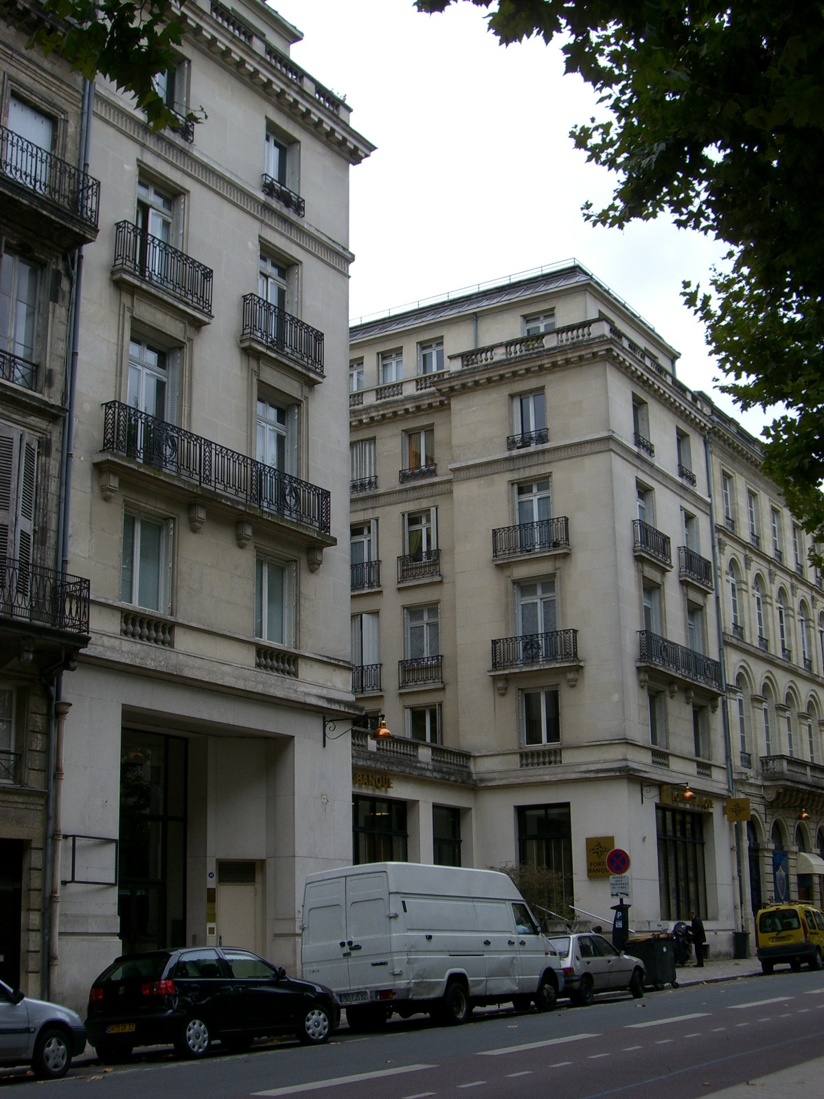 Bordeaux – Quinconces – Spacieux T2 rénové de 76 m2 – Chauffage et eau inclus