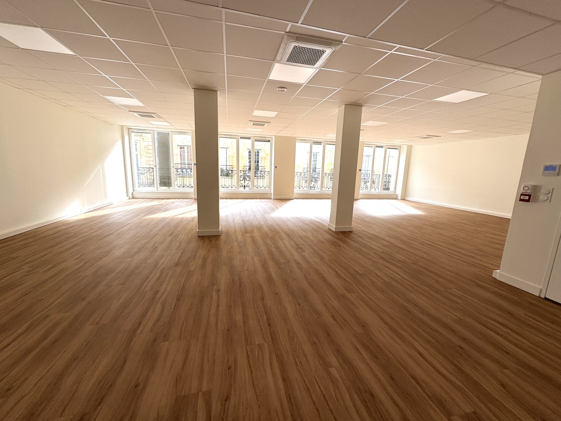 Bordeaux QUINCONCES – Magnifique Bureau Rénové de 125 m2