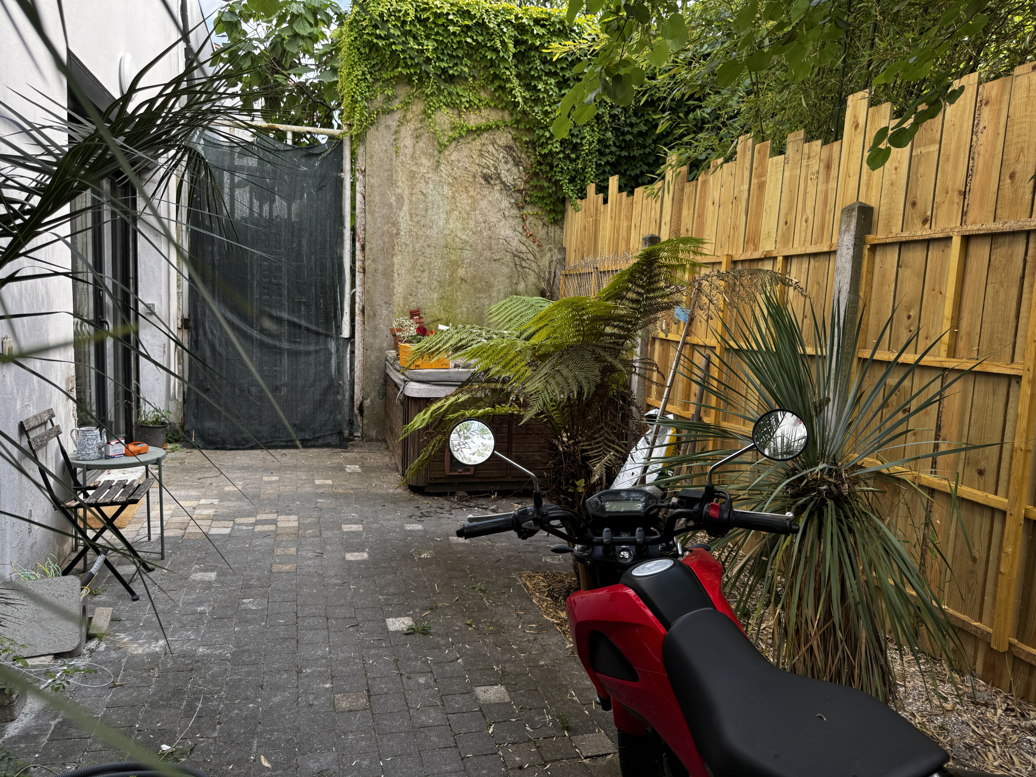 Barrière St Genès – Charmant T2 meublé avec cour privative