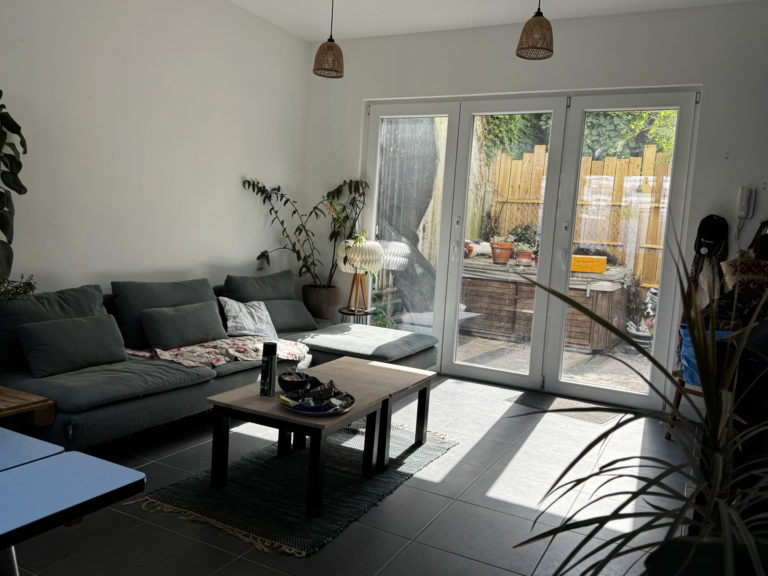 Barrière St Genès – Charmant T2 meublé avec cour privative
