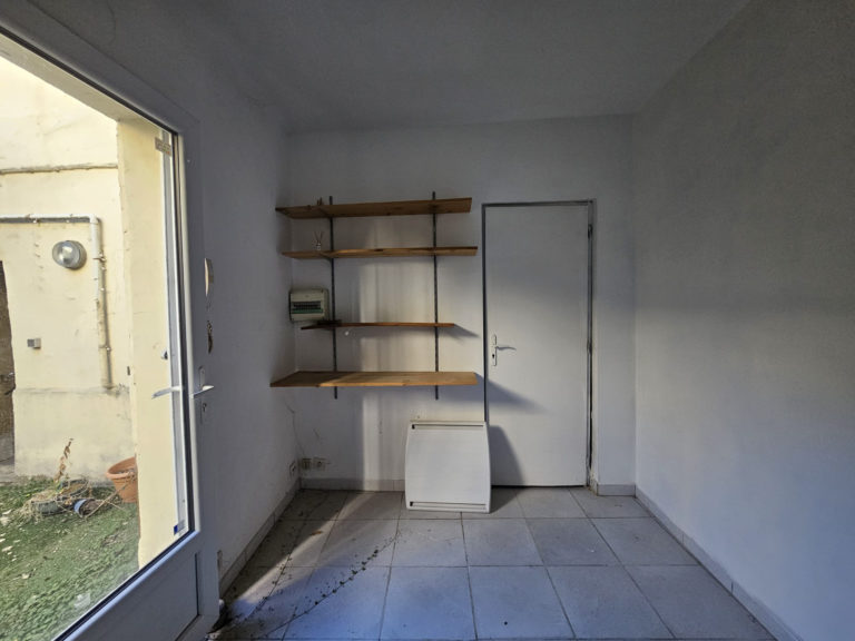 Bordeaux Capucins (Rue Videau) – Local de stockage / Atelier avec cour Privative