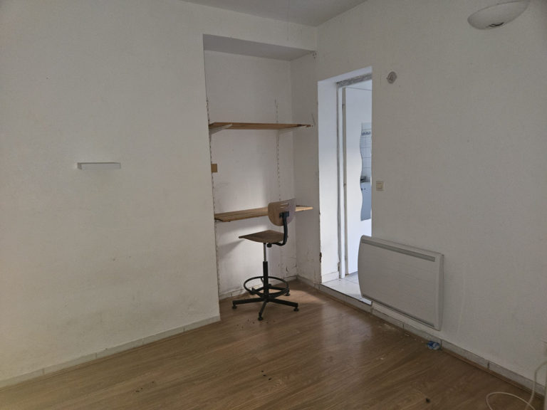 Bordeaux Capucins (Rue Videau) – Local de stockage / Atelier avec cour Privative
