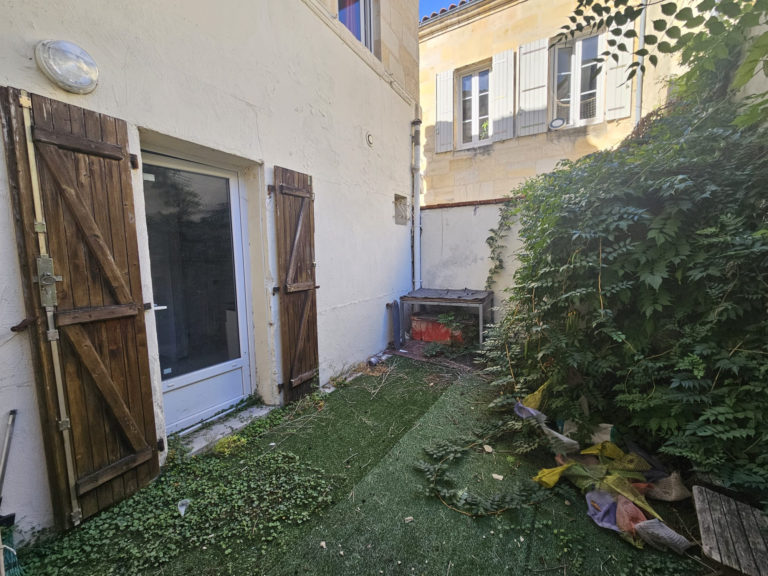 Bordeaux Capucins (Rue Videau) – Local de stockage / Atelier avec cour Privative