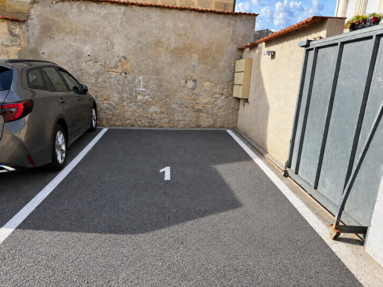 Bordeaux Nansouty – Rue St Jean – Place de parking dans cour